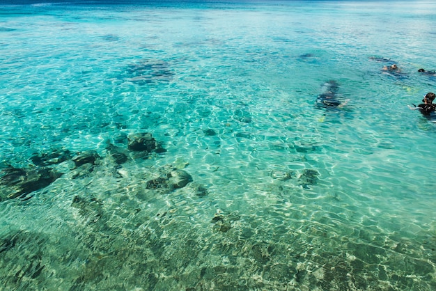 Vista incrível da praia tropical praia de areia branca e cristalina em dia de verão ondas do mar azul quebram na praia ensolarada cuba palmeiras paisagem da praia