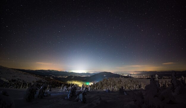 Vista incrível das belas pistas de esqui em uma noite estrelada