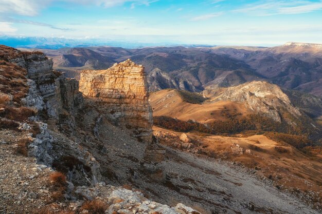 Vista incrível das rochas do planalto de Bermamyt em dia ensolarado Montanhas do Cáucaso à beira de um penhasco à distância Paisagem atmosférica com silhuetas de montanhas KarachayCherkessia Rússia