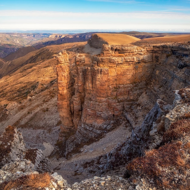 Vista incrível das rochas do planalto de Bermamyt em dia ensolarado Montanhas do Cáucaso à beira de um penhasco à distância Paisagem atmosférica com silhuetas de montanhas KarachayCherkessia Rússia