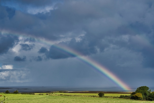 Vista incrível de um arco-íris em Galway - Irlanda