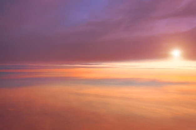 Vista incrível do avião entre diferentes camadas de nuvens no céu sol nascer do sol