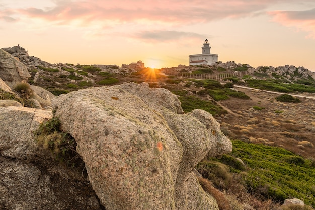 Vista incrível do farol em Capo Testa ao pôr do sol - Sardenha.