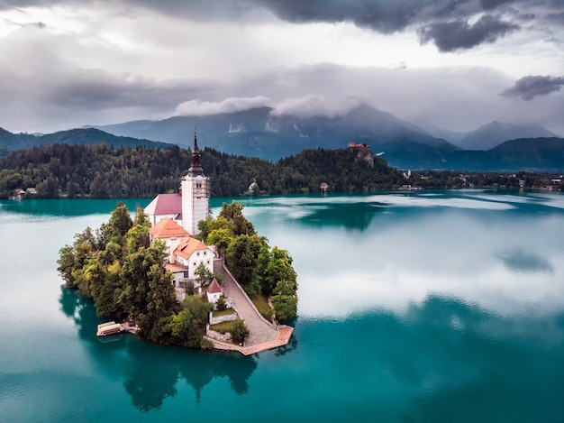 Vista incrível do Lago Bled, Ilha, Igreja e Castelo com Cordilheira