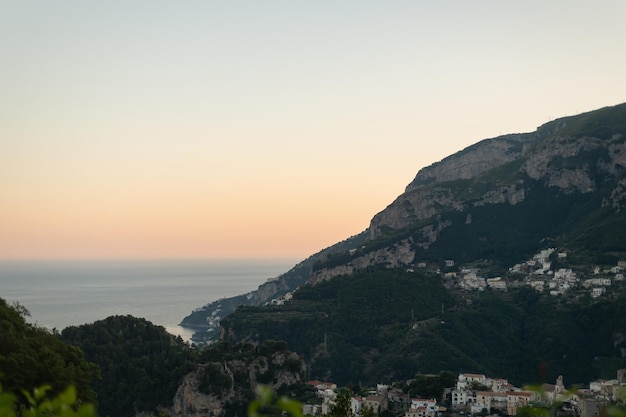 Vista incrível do Mar Tirreno da montanha A vila de Ravello, no sul da Itália