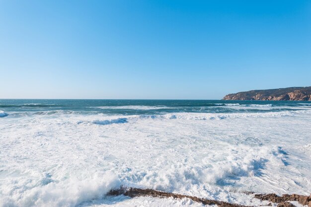 Vista incrível do Oceano Atlântico com montanha de ondas e céu azul claro Viajando em Portugal