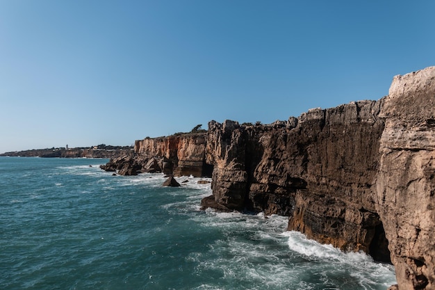 Vista incrível do oceano com as ondas da montanha e céu azul claro Belo mar verão e férias Férias em Portugal