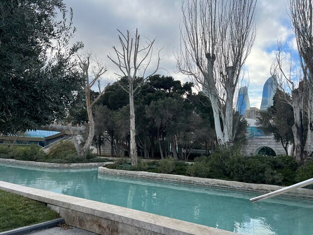 Vista incrível do parque baku em tempo nublado