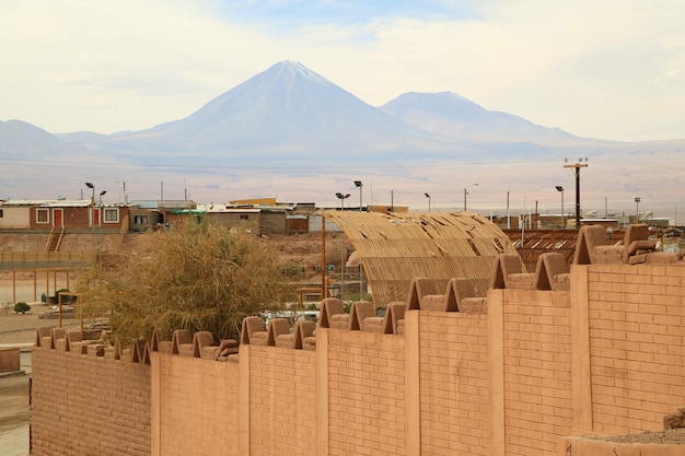 Vista incrível do vulcão licancabur visto da cidade de san pedro de atacama, chile