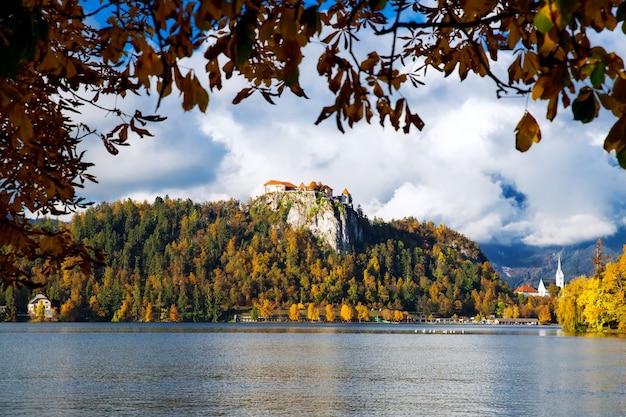 Vista incrível no Lago Bled com o castelo velho, Eslovênia, Europa. Outono na Eslovênia, Europa.