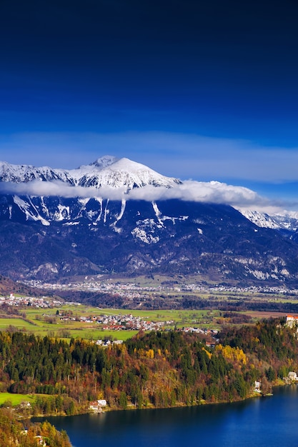 Vista incrível no lago Bled, outono ou inverno na Eslovênia, Europa