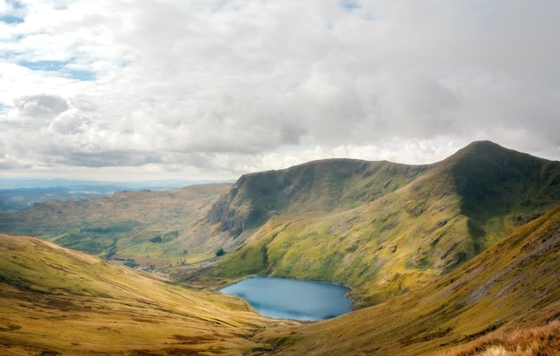 Vista incrível no parque nacional Lake District na Inglaterra em um dia de neblina no outono