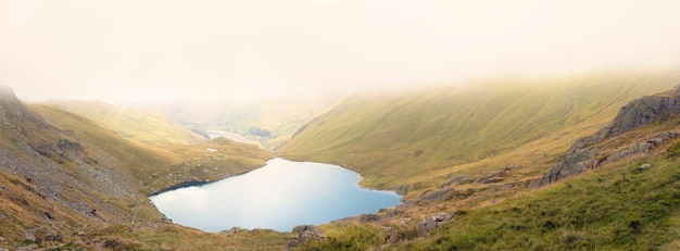 Vista incrível no parque nacional Lake District na Inglaterra em um dia de neblina no outono