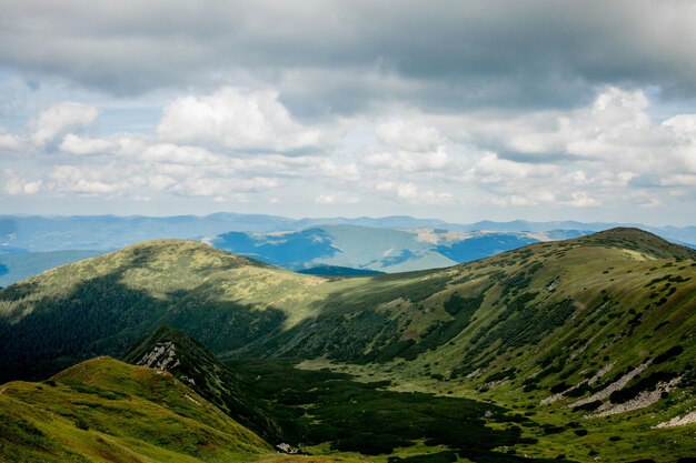 Vista incrível para a serra. Paisagem montanhosa