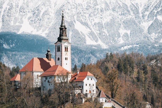 Vista incrível sobre a igreja e o castelo da ilha do lago Bled com a cordilheira alpina ao fundo Bled Eslovênia Europa