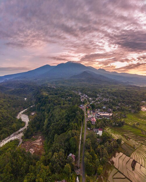 Vista de Indonesia por la mañana, la atmósfera de un pueblo de arrozales desde una foto aérea