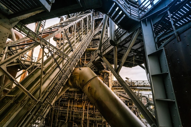 Foto vista de la industria en bajo ángulo contra el cielo.