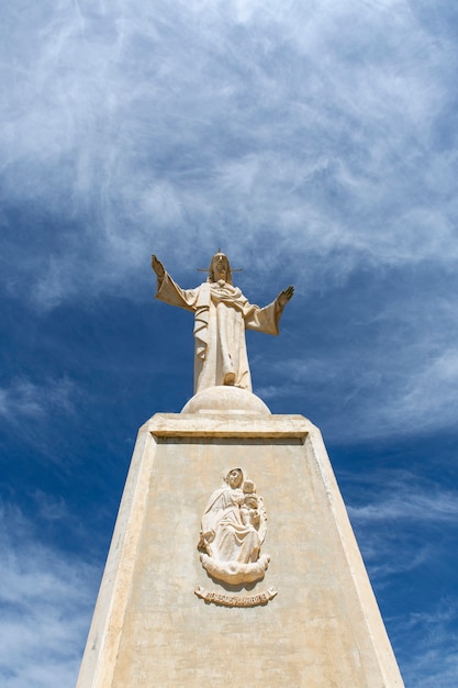 Foto vista inferior da grandiosa construção da escultura do sagrado coração de jesus na espanha