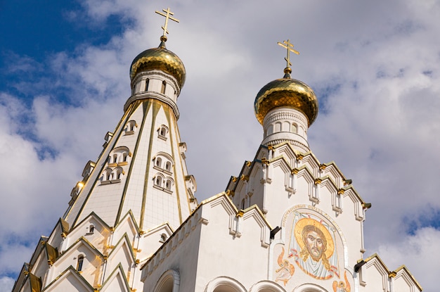 Vista inferior da igreja cristã branca com jesus cristo