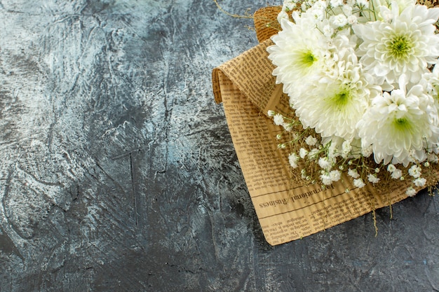 vista inferior detalhes do dia dos namorados buquê de flores em fundo escuro com espaço livre