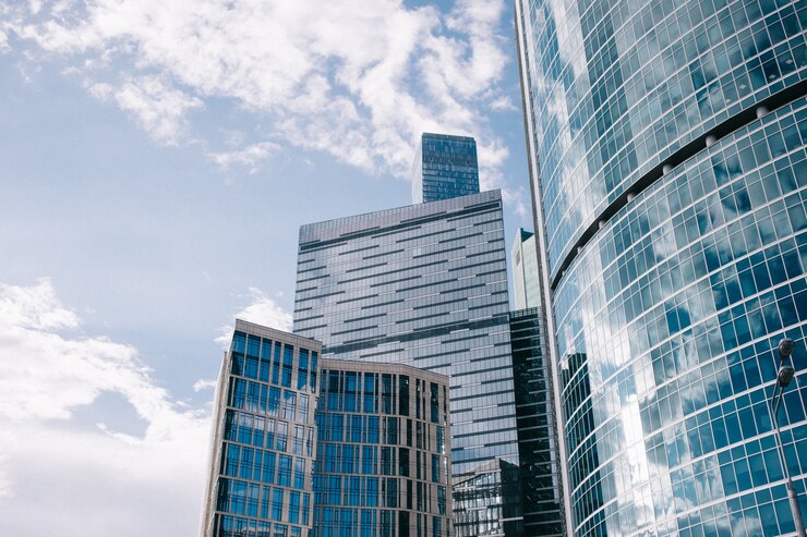 Vista inferior dos arranha-céus de Moscou-cidade com design futurista, com reflexo das nuvens