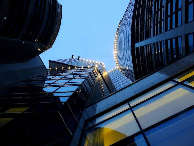 Vista inferior del edificio comercial moderno a última hora de la tarde