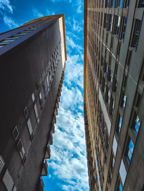 Vista inferior de edificios altos en un pueblo catalán con nubes en el fondo