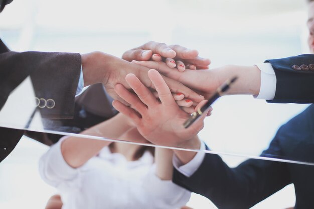 Foto vista inferior equipe de negócios mostrando sua unidade o conceito de trabalho em equipe