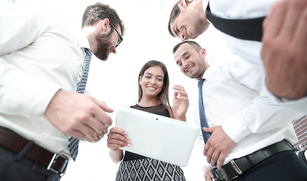 Vista inferior del equipo de negocios mirando el concepto de negocio de tabletas digitales