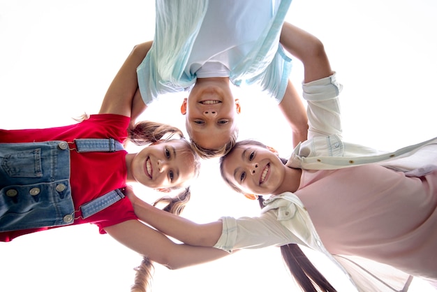 Foto vista inferior del grupo de niños