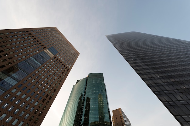 Foto vista inferior del paisaje de la ciudad con edificios modernos.