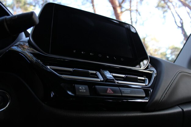 Vista inferior de la pantalla táctil apagada en el interior del coche