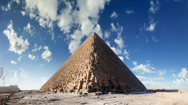 Vista inferior de la pirámide de Keops, Giza, El Cairo, Egipto.