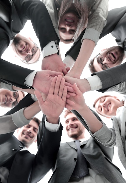 Foto vista inferior sonriente equipo de negocios juntando sus manos