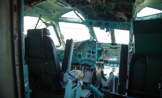 Vista interior del avión abandonado