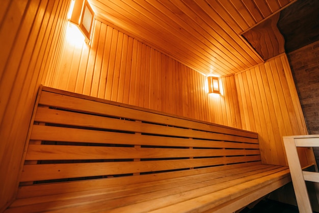 Vista interior del baño sauna de madera