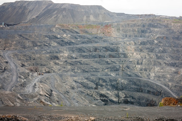 Vista del interior de una cantera profunda de magnesita