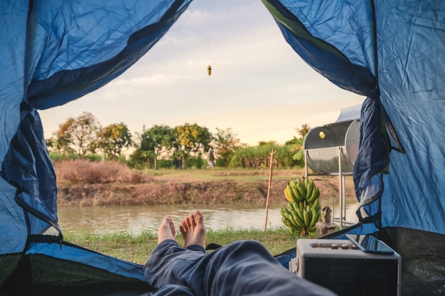 Vista desde el interior de la carpa con descanso y pesca en pantano.