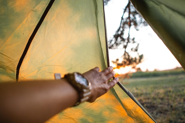 Vista desde el interior de la carpa turística en un día soleado y naturaleza Camping activo aventura ambiental amigable