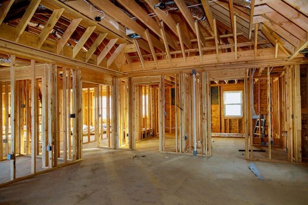 Vista interior de una casa en construcción.