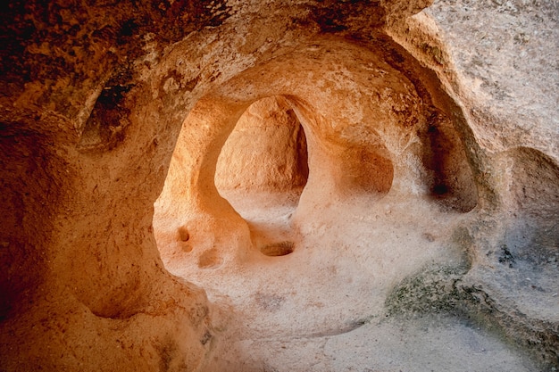 Vista interior de la ciudad de las cuevas en Capadocia, Turquía