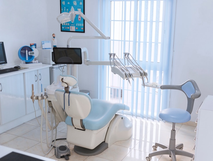 Foto vista del interior de una clínica dental con equipo moderno de odontología