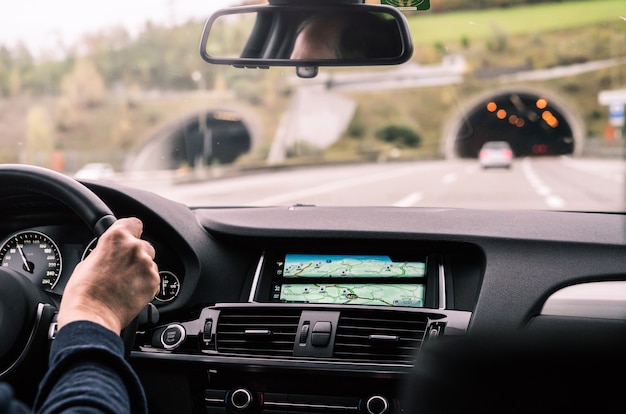 Foto vista interior del coche del hombre que conduce en la carretera