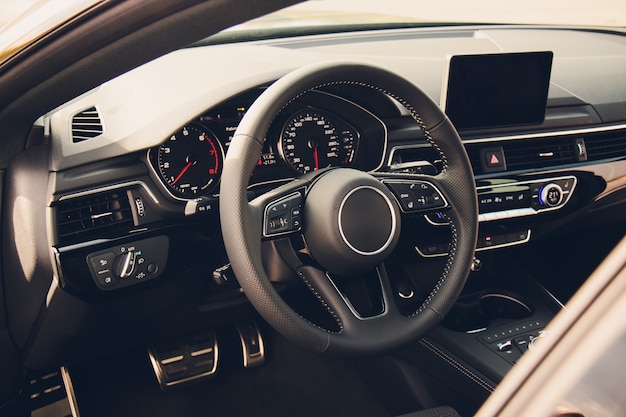 Vista interior del coche con salón negro.