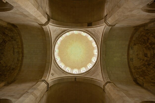 Vista desde el interior de la cúpula del antiguo templo Gelati en Kutaisi Georgia