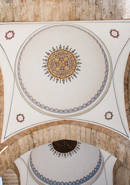 Vista interior de la cúpula de la arquitectura otomana en Estambul, Turquía