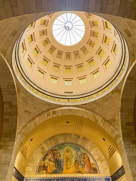 Foto vista interior da elegância de betânia da cúpula da igreja de betânia palestina