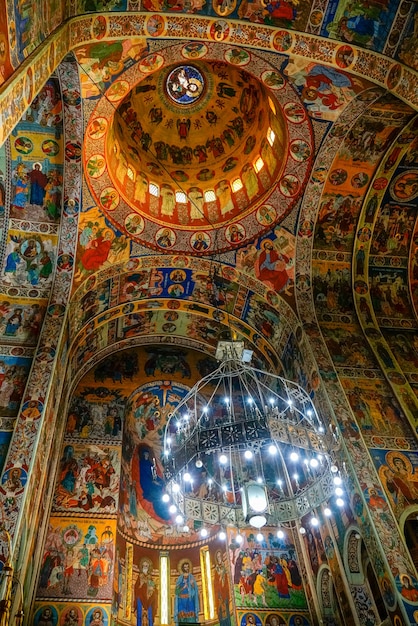 Vista interior decorativa de la Catedral de la Ascensión en Targu Mures Transilvania Rumania