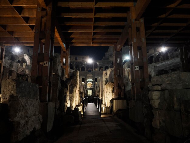 Vista interior do Coliseu Roma à noite