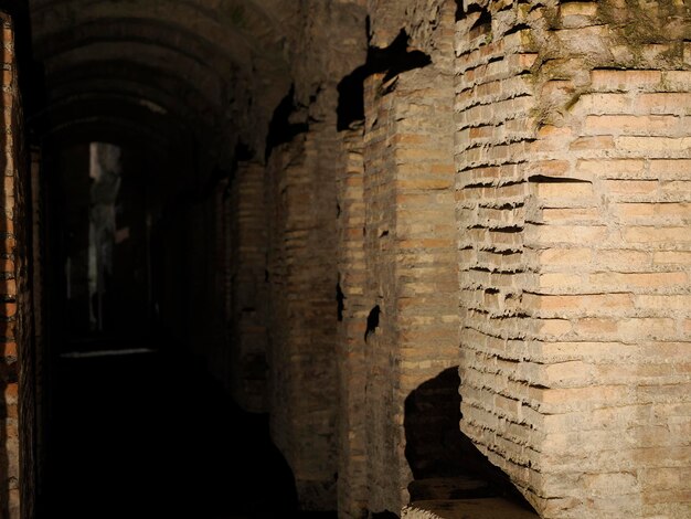 Vista interior do Coliseu Roma à noite